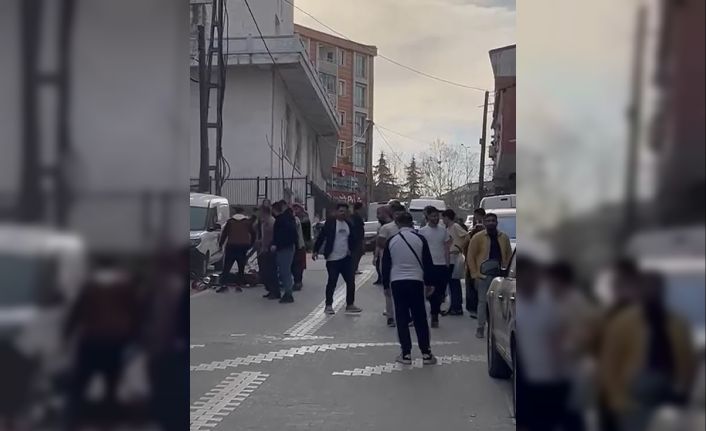 Esenyurt’ta bir şahıs motosikletiyle kavga edenlerin arasına daldı: O anlar böyle görüntülendi
