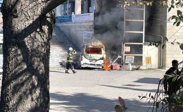 Eskişehir’de faciadan dönüldü: İçerisinde 4 çocuğun bulunduğu araç cayır cayır yandı