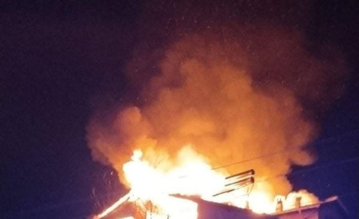 Evin çatısı alev alev yandı