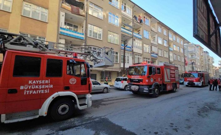 Evini yakan şahsı itfaiye kurtardı