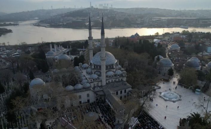 Eyüpsultan Camii’nde bayram namazı havadan görüntülendi