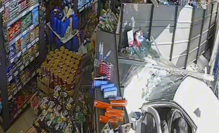 Fren yerine gaza basınca markete girdi, o anlar kamerada