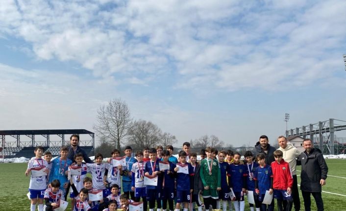 Futbolda şampiyon Bilgi Ortaokulu oldu