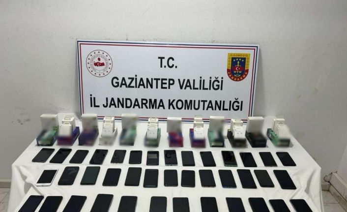 Gaziantep’te 2,7 milyon TL değerinde kaçak telefon ele geçirildi: 2 gözaltı