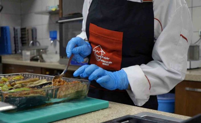 Genç şeflerden çat kapı iftar sürprizi