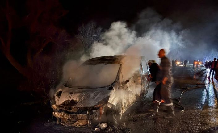 Gümüşhane’de seyir halindeki araç alev topuna döndü