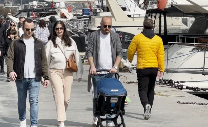 Güneşli havayı fırsat bilen vatandaşlar bayramın ilk gününde Bebek sahiline akın etti
