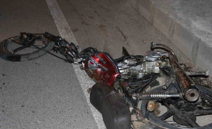 Hafif ticari araçla çarpışan motosiklet parçalandı: 2 kişi öldü