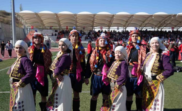 Halk oyunları ekibi Polonya’da düzenlenen yarışmada ikinci oldu