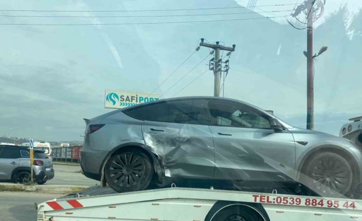 Hasta taşıyan ambulans kırmızı ışıkta kaza yaptı