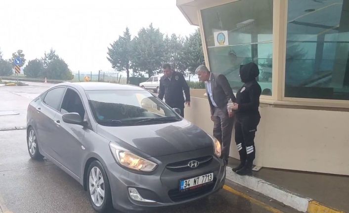 Havalimanında yolcu ve yakınları şeker ve kolonya ile karşılandı