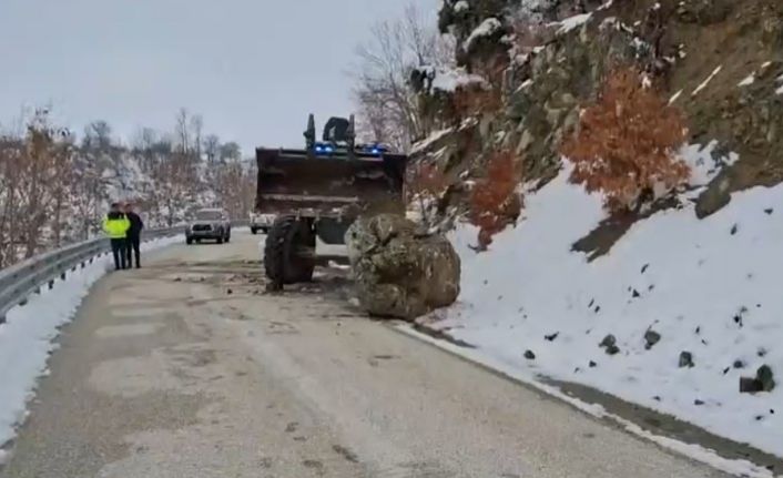 Hazarbaba Kayak Merkezi yolunda düşen kaya kaldırıldı