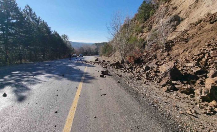 Heyelanlı bölgede tehlike sürüyor: Domaniç-İnegöl karayoluna taş düştü