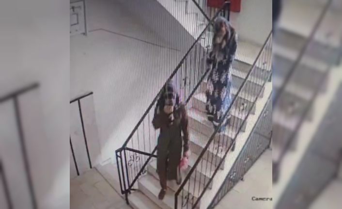 Hırsızlık için apartmana giren kadınlar kamerada