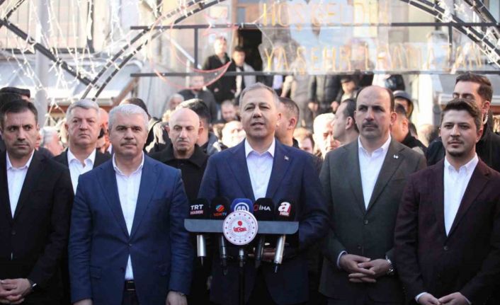 İçişleri Bakanı Yerlikaya bayram namazını Konya’da kıldı