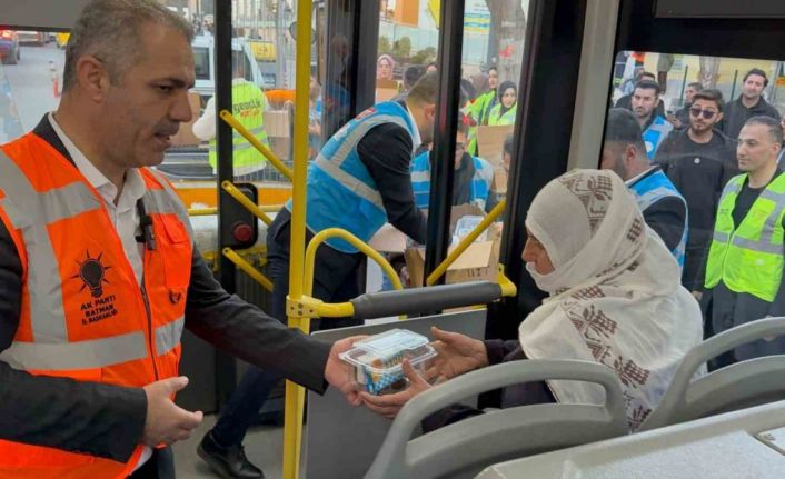 "İftara 5 Kala" projesiyle yolda kalanlara iftarlık ikram paketi dağıtıldı