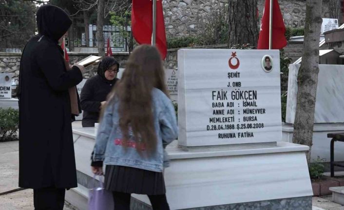 İlk bayram ziyareti şehitliğe oldu