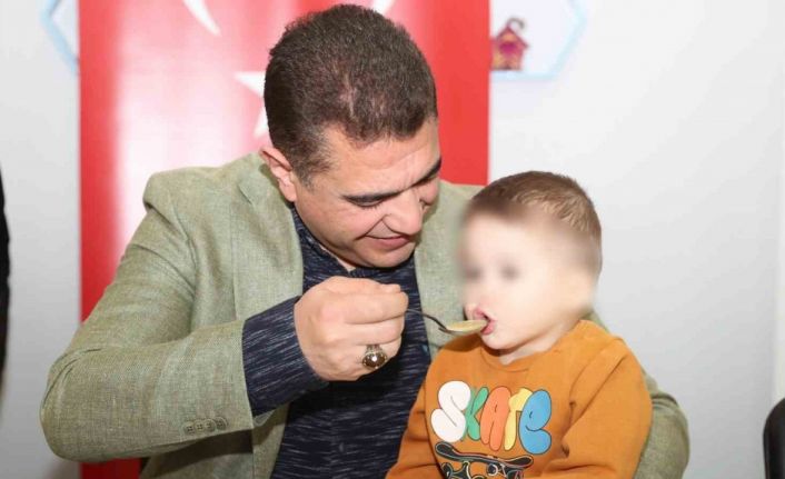 İlk iftarda çocukların çorbasını Vali Aslan elleriyle içirdi