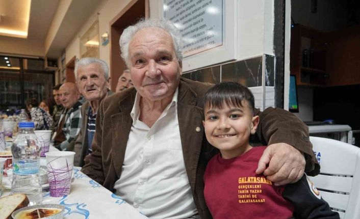 İlkokul öğrencilerinden huzurevindeki büyüklere okulda iftar jesti