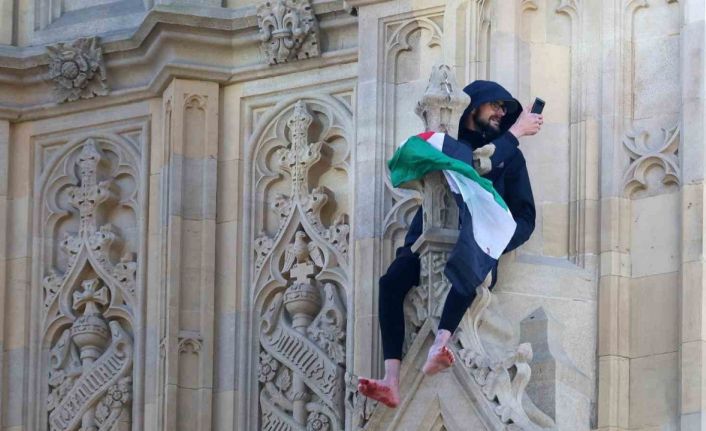 İngiltere’nin simgelerinden Big Ben Saat Kulesi ‘nde Filistin bayrağı açan şahsı ikna çalışmaları sürüyor