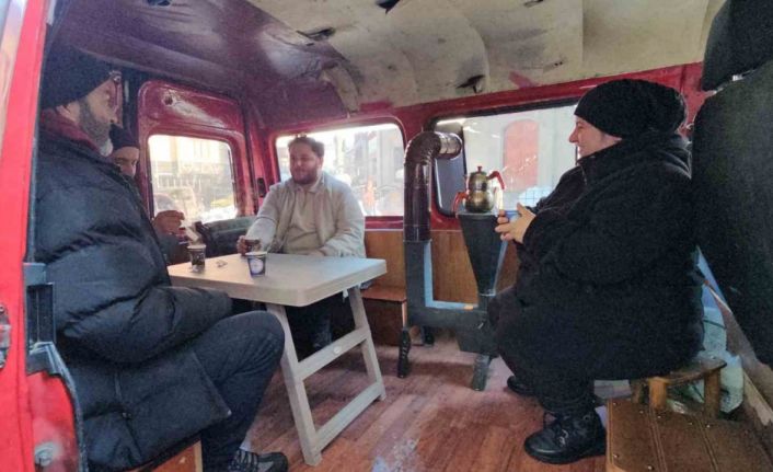 Isınmak için minibüse kurdukları soba ilgi odağı oldu