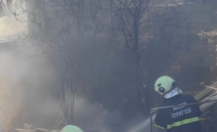 İskenderun’da evin bahçesinden alevler yükseldi