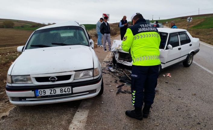 Isparta’da iki otomobil çarpıştı: 5 yaralı