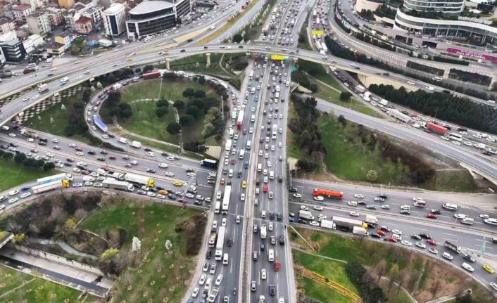 İstanbul’da bayram trafiği havadan görüntülendi, trafik yoğunluğu yüzde 83’e ulaştı