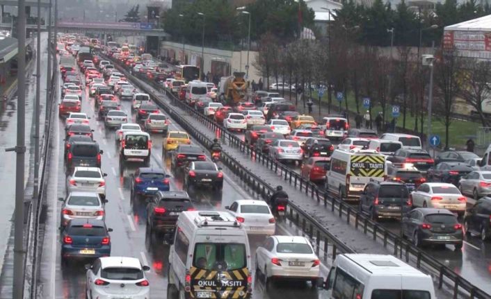 İstanbul’da trafik yoğunluğu yüzde 80’e ulaştı