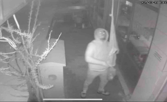 İzmir’de Türk bayrağına çirkin saldırı