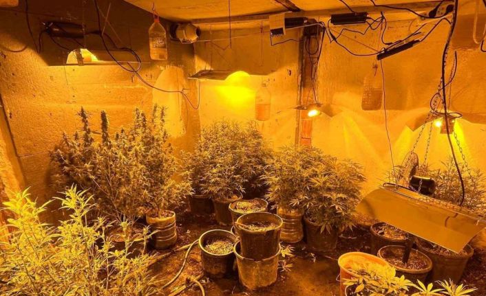 İzmir’de zehir tacirlerine operasyon: 18 gözaltı