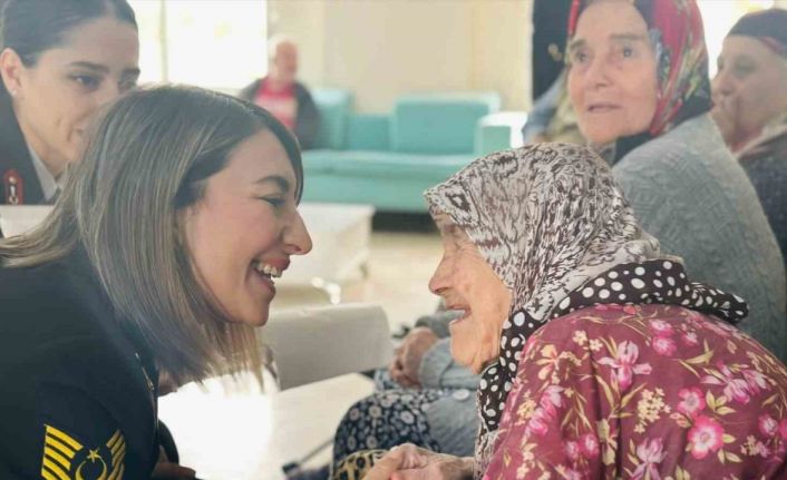 Jandarma bayramda yaşlı çınarları unutmadı