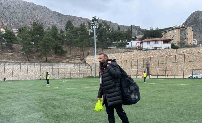 Kadın futbol takımının hem başkanı hem antrenörü hem de malzemecisi