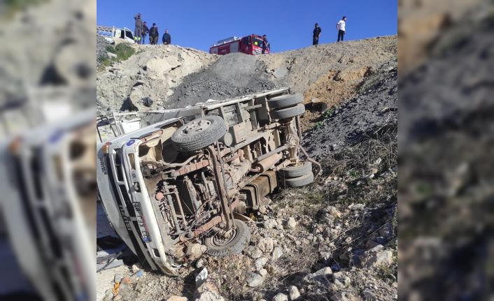 Kamyonet şarampole devrildi: 3 yaralı