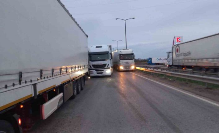 Kapıkule’de tır sürücülerine gelen yanlış SMS 10 kilometre kuyruğa neden oldu