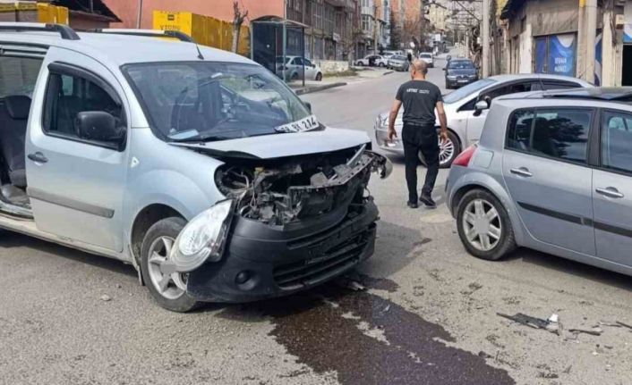 Karabük’te hafif ticari araç ile otomobil çarpıştı: 2 yaralı