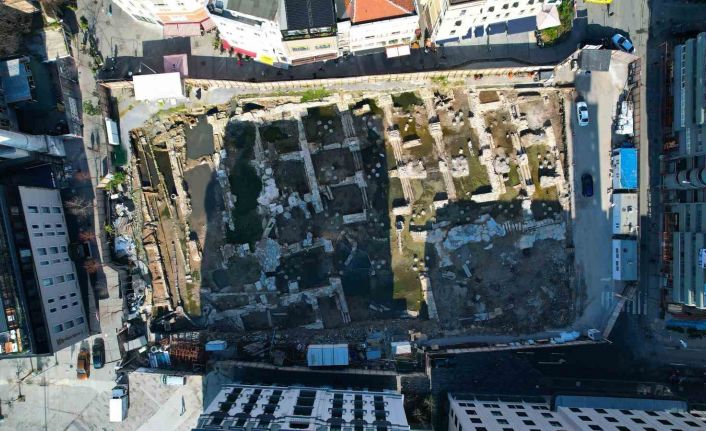 Karaköy’de otopark çalışmaları sırasında bulunan tarihi kalıntılar gün yüzüne çıkıyor