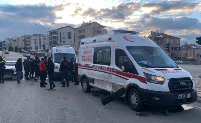 Karaman’da ambulansla otomobil çarpıştı: 3 yaralı