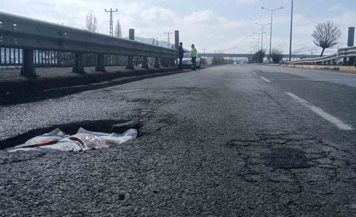 Karayolunda  oluşan çöküntüler tehlike saçıyor