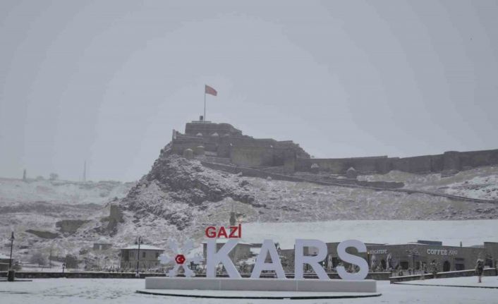 Kars beyaz örtüyle kaplandı