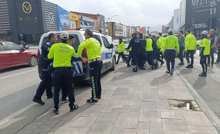 Kasktan ceza yedi, ekiplere zor anlar yaşattı: O anlar kamerada
