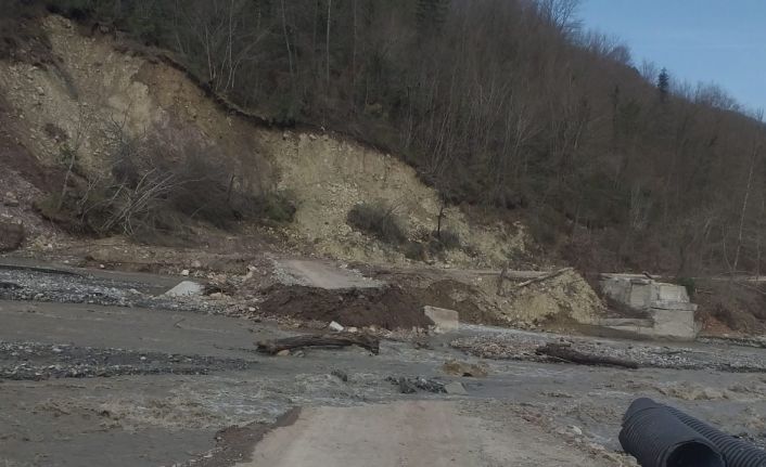 Kastamonu’da heyelan nedeniyle 4 köy yolu ulaşıma kapandı