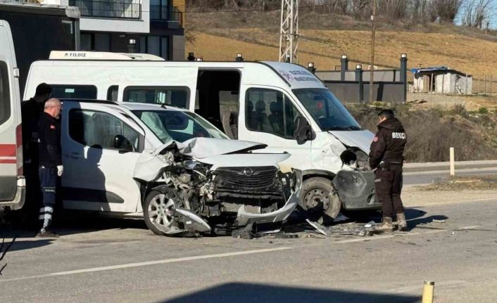 Kastamonu’da minibüs ile hafif ticari araç çarpıştı: 4 yaralı