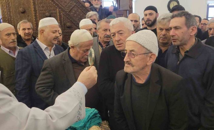 Kastamonu’da Sakal-ı Şerif’i görmek için vatandaşlar camiye akın etti