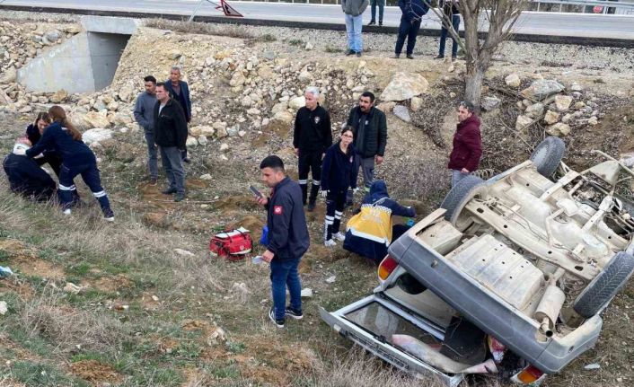 Kastamonu’da şarampole yuvarlanan otomobildeki 2 kişi yaralandı