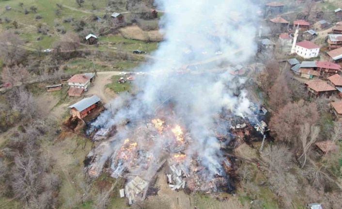 Kastamonu’da yangında 3 ev, 6 ahır, 9 samanlık ve 2 ambar kullanılamaz hale geldi