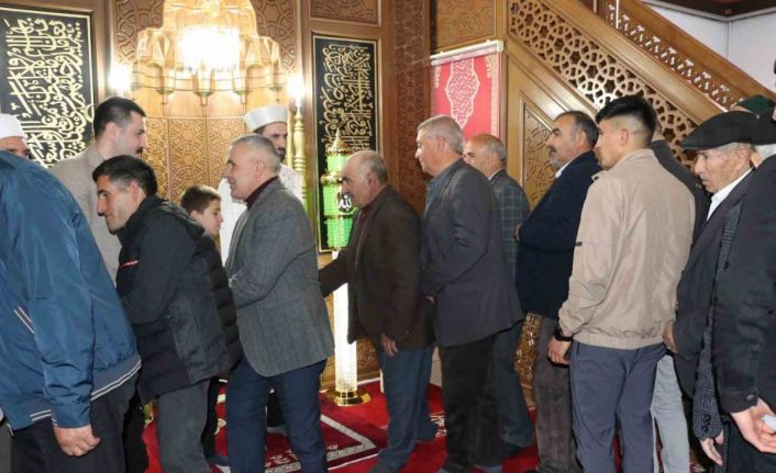 Kaymakam Karali, vatandaşlarla bayramlaştı