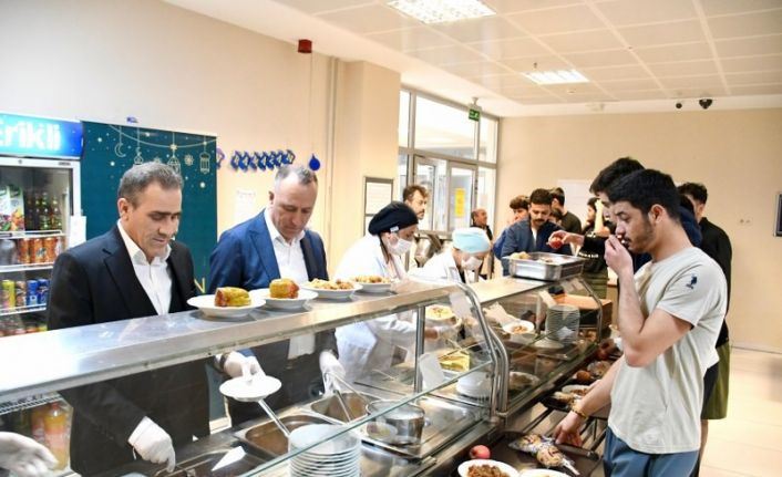 Kaymakam Memiş, öğrencilerle iftarda bir araya eldi