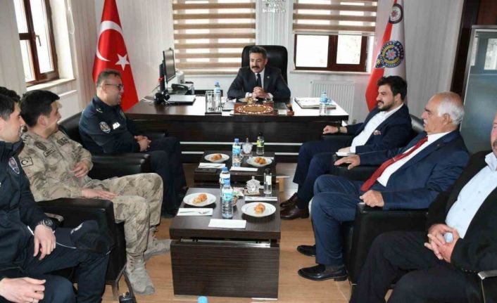 Kaymakam Özçelik’ten güvenlik güçlerine bayram ziyareti