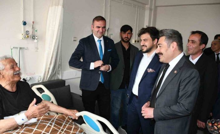 Kaymakam Özçelik’ten hastalara bayram ziyareti